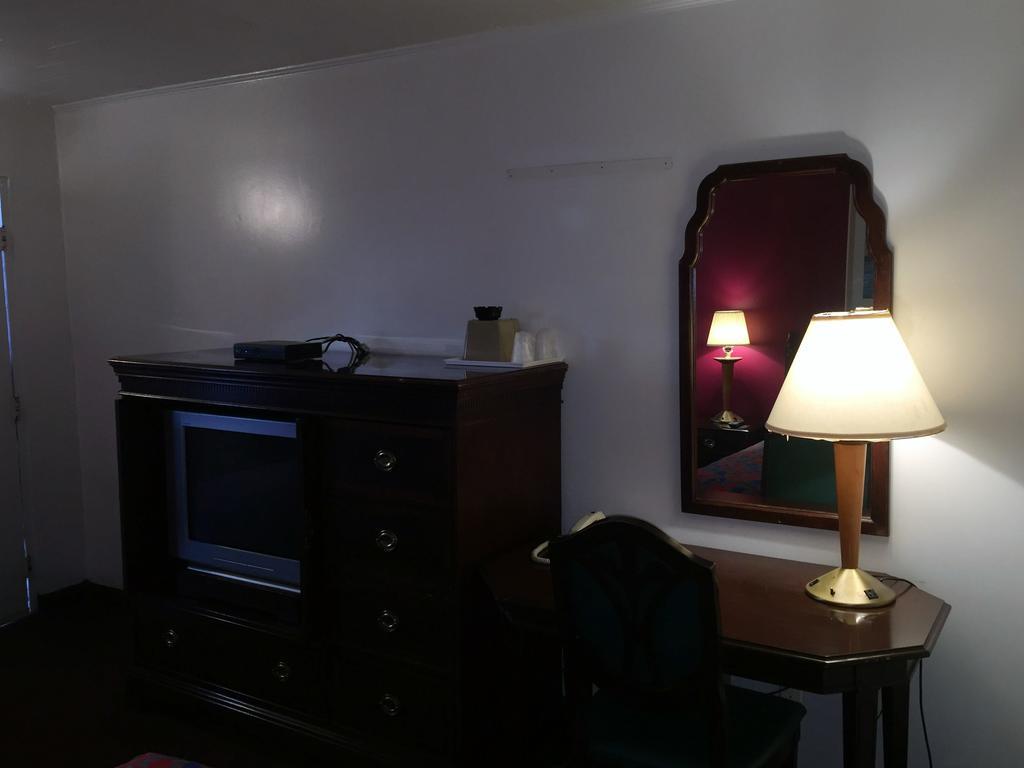 Budget Inn Wrightstown Exterior photo